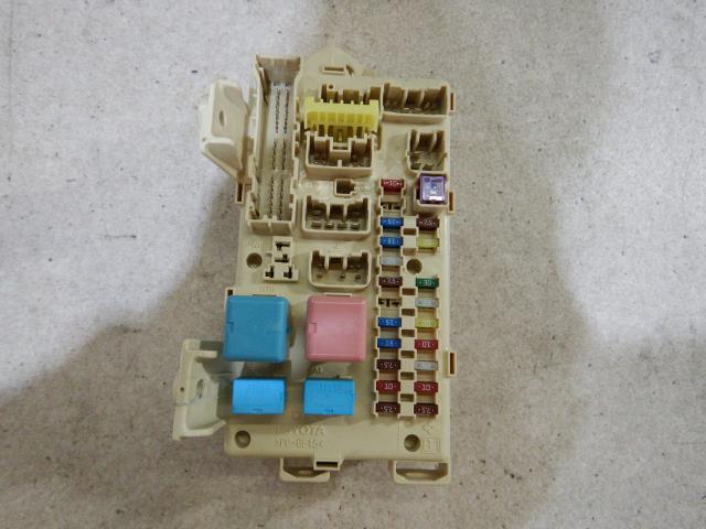【中古】中古部品 アイシス ANM10W ﾋｭｰｽﾞﾎﾞｯｸｽ 【3330810100-220518000267800】