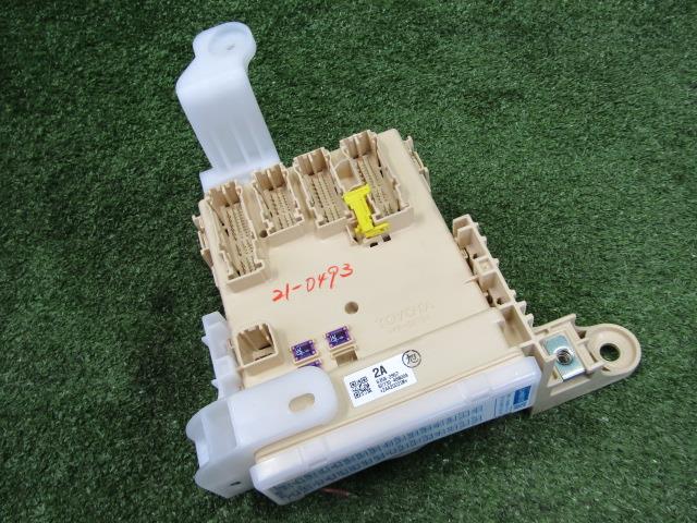 【中古】中古部品 ハリアー ZSU60W ﾋｭｰｽﾞﾎﾞｯｸｽ 【3330200100-210493000067800】