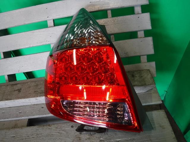 【中古】中古部品 フィット GD3 左ﾃｰﾙﾗﾝﾌﾟ 【3340140100-001509875315600】