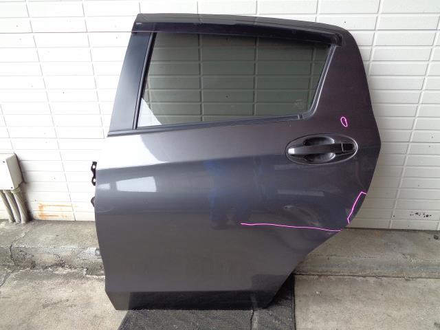 【中古】中古部品 ヴィッツ NCP131 左ﾘｱﾄﾞｱ 【3340080100-220604000113400】