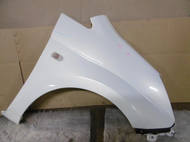 【中古】中古部品 アイシス ZNM10W 右ﾌﾛﾝﾄﾌｪﾝﾀﾞｰ 【3310410000-001331964410600】