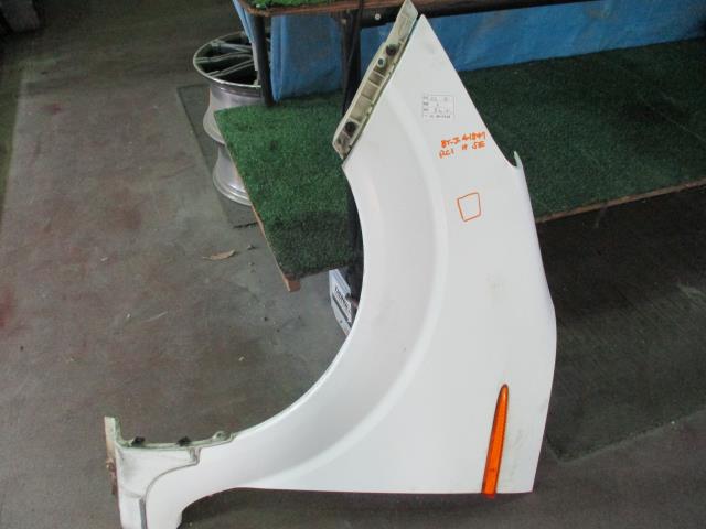 【中古】中古部品 Ｒ２ RC1 左ﾌﾛﾝﾄﾌｪﾝﾀﾞｰ 【3310160100-000004184710700】