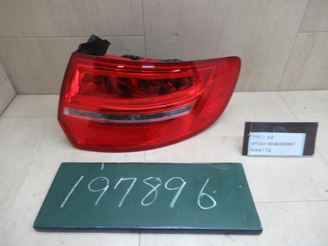 中古部品 アウディ A3 DBA-8PCAX 右テールランプ