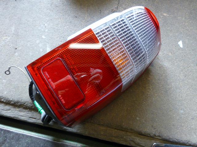 【中古】中古部品 ハイラックスサーフ VZN180W 右ﾃｰﾙﾗﾝﾌﾟ 【3310410000-001142501115500】