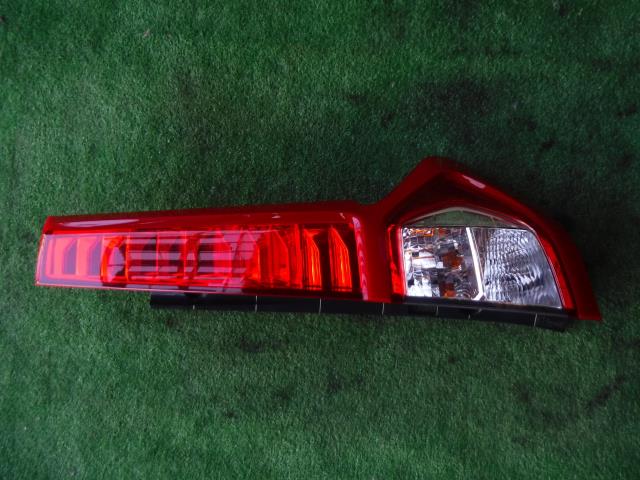 【中古】中古部品 ルーミー M910A 右テールランプ 【3330450100-220806000115500】