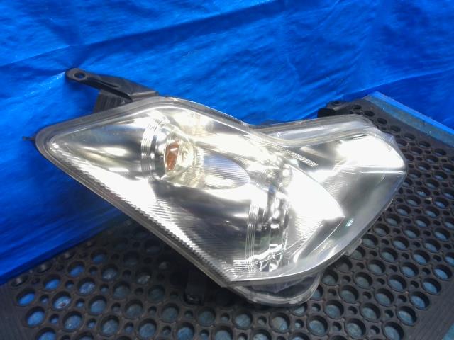 【中古】中古部品ブレイドAZE156H右ヘッドランプ【3310200100-000016718710800】