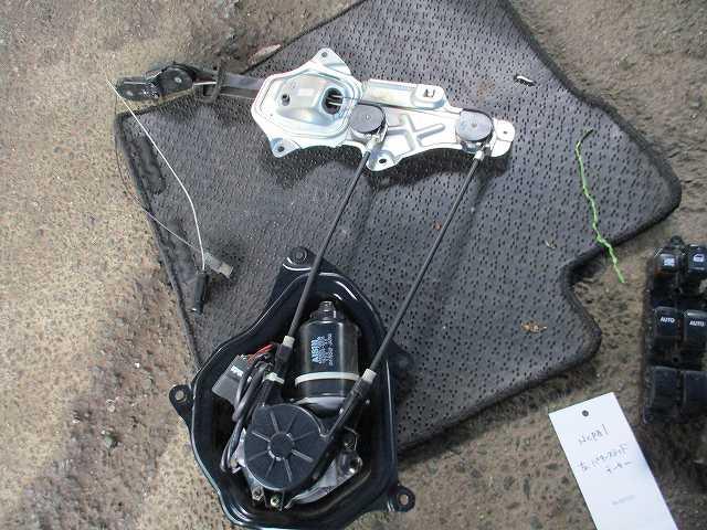【中古】中古部品 シエンタ NCP81G 右ﾌﾛﾝﾄｸﾛｰｻﾞｰﾄﾞｱﾓｰﾀｰ 【3340030100-001612438666100】
