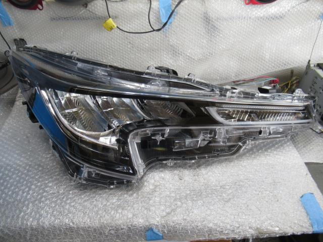 【中古】中古部品 カローラ ZRE212 右ﾍｯﾄﾞﾗﾝﾌﾟ 【3500220000-001630420810800】