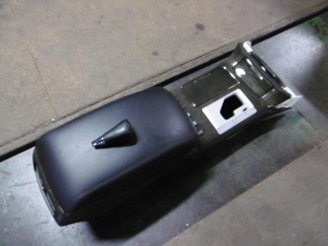 【中古】中古部品 クラウンマジェスタ UZS186 ｺﾝｿｰﾙﾎﾞｯｸｽ 【3310410000-001291968577100】