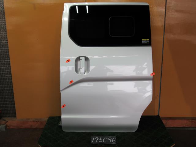 【中古】中古部品 NV200バネット M20 左ﾘｱﾄﾞｱ 【3310120100-001707127913400】｜e-cleマート