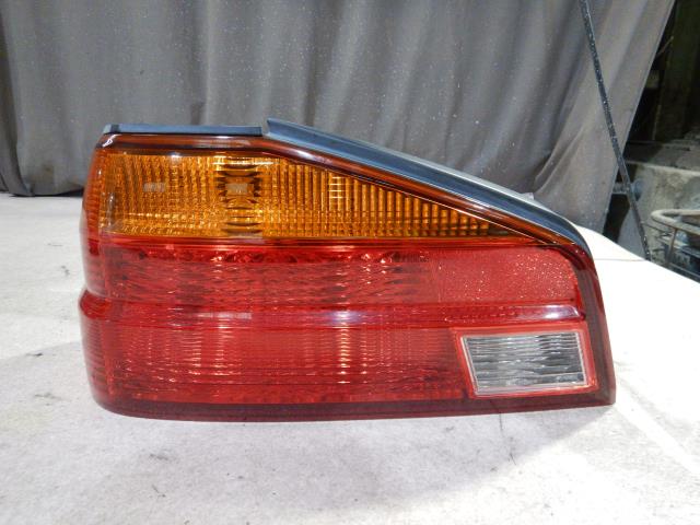 【中古】中古部品 ローレル HC35 左テールランプ 【3330810100-221125000615600】