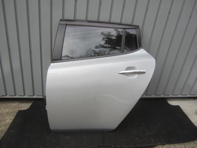 【中古】中古部品 リーフ ZE0 左ﾘｱﾄﾞｱ 【3330410100-221201000113400】｜e-cleマート