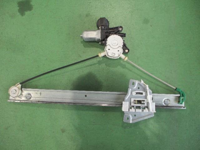【中古】中古部品 モコ MG22S 右ﾌﾛﾝﾄﾄﾞｱﾚｷﾞｭﾚｰﾀ･ﾓｰﾀｰ 【3310590000-000005560913120】
