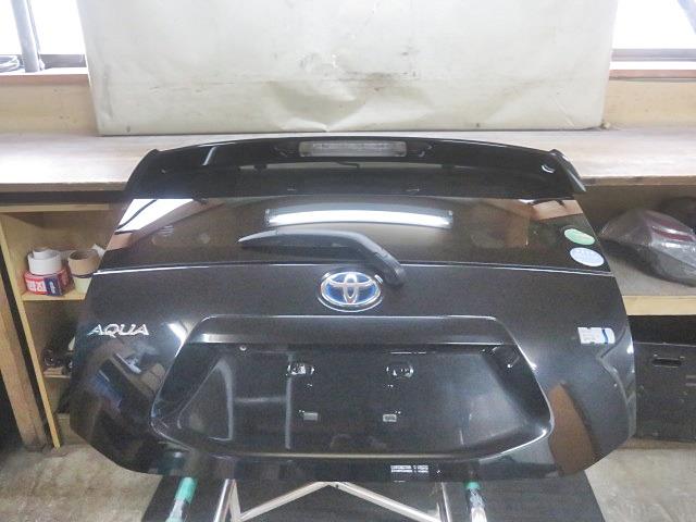 【中古】中古部品 アクア NHP10 ﾊﾞｯｸﾄﾞｱ 【3330380100-000034042015800】