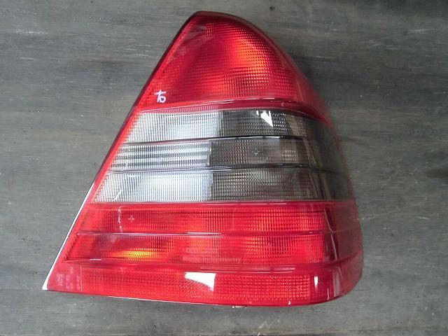 【中古】中古部品 ベンツ Cクラス 202020 右ﾃｰﾙﾗﾝﾌﾟ 【3340180100-001104977915500】
