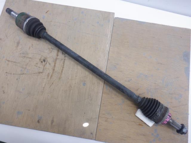 【中古】中古部品 エブリィ DA62W 右ﾌﾛﾝﾄﾄﾞﾗｲﾌﾞｼｬﾌﾄ 【3310250100-000223030242100】