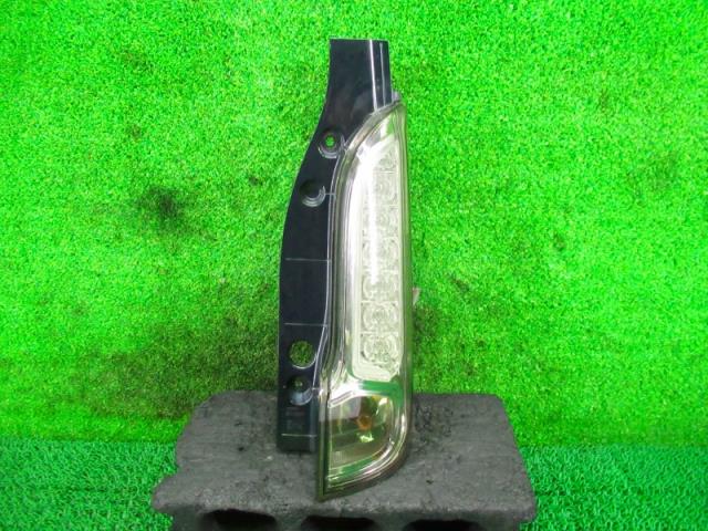 【中古】中古部品 フレアワゴン MM32S 右テールランプ 【3330210100-000034187015500】