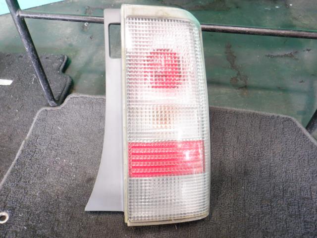【中古】中古部品 bB NCP30 右テールランプ 【3340140100-000023248115500】
