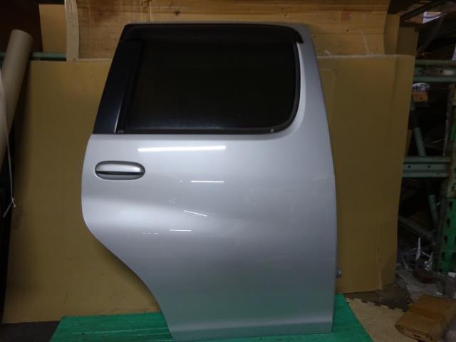 【中古】中古部品 ファンカーゴ NCP20 右ﾘｱﾄﾞｱ 【3310410000-000223067613300】
