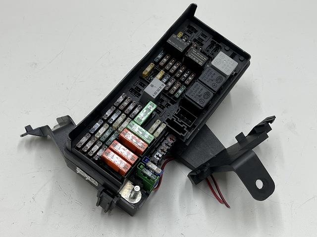 【中古】中古部品 ベンツ Rクラス 251065 ﾋｭｰｽﾞﾎﾞｯｸｽ 【3310070100-000203015167800】｜e-cleマート