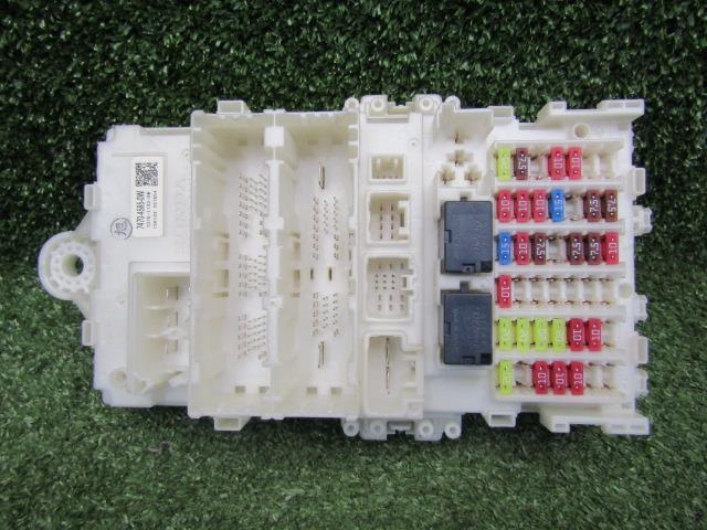 【中古】中古部品 ヴェゼル RU1 ﾋｭｰｽﾞﾎﾞｯｸｽ 【3330200100-220277000067800】