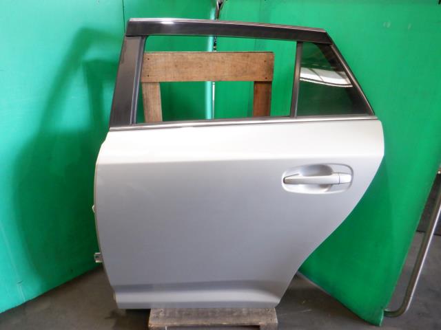【中古】中古部品 アベンシス ZRT272W 左ﾘｱﾄﾞｱ 【3340140100-000023256513400】