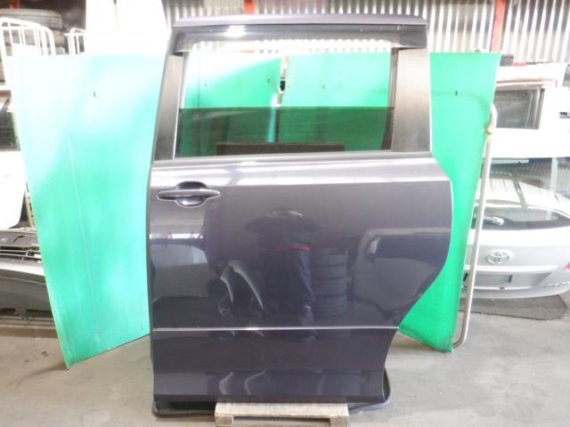 【中古】中古部品 ヴォクシー ZRR70W 左ﾘｱﾄﾞｱ 【3340140100-000023278613400】 14,733円