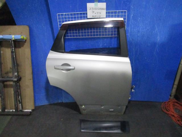 【中古】中古部品 デュアリス KJ10 右ﾘｱﾄﾞｱ 【3310220100-230220000113300】