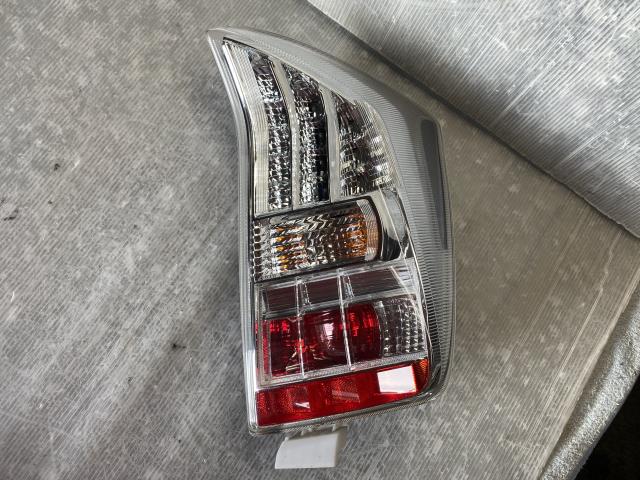 【中古】中古部品 プリウス ZVW30 右ﾃｰﾙﾗﾝﾌﾟ 【3330580100-000233003015500】
