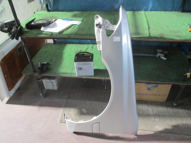 【中古】中古部品 カリーナ AT212 左ﾌﾛﾝﾄﾌｪﾝﾀﾞｰ 【3310160100-001446417810700】