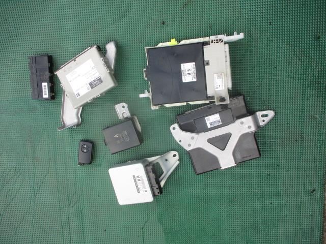 【中古】中古部品 アクア NHP10 ｴﾝｼﾞﾝｺﾝﾋﾟｭｰﾀｰ 【3310190100-000233003063101】