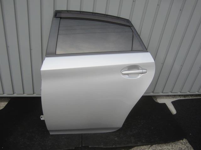 【中古】中古部品 プリウス ZVW30 左ﾘｱﾄﾞｱ 【3330410100-230329000113400】