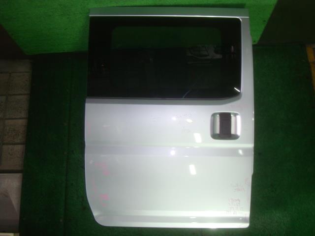 【中古】中古部品 ハイゼット S700V 右ﾘｱﾄﾞｱ 【3340220100-000224008213301】