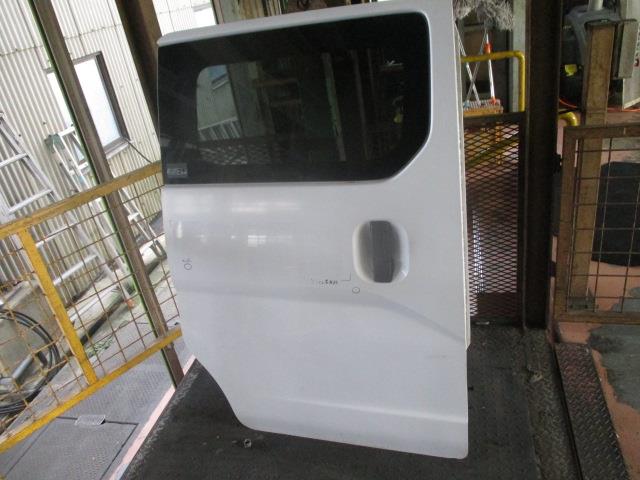 【中古】中古部品 NV200バネット VM20 右ﾘｱﾄﾞｱ 【3310190100-001514925713300】