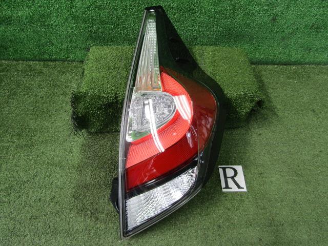【中古】中古部品 アクア NHP10 右テールランプ 【3330200100-220521000015500】