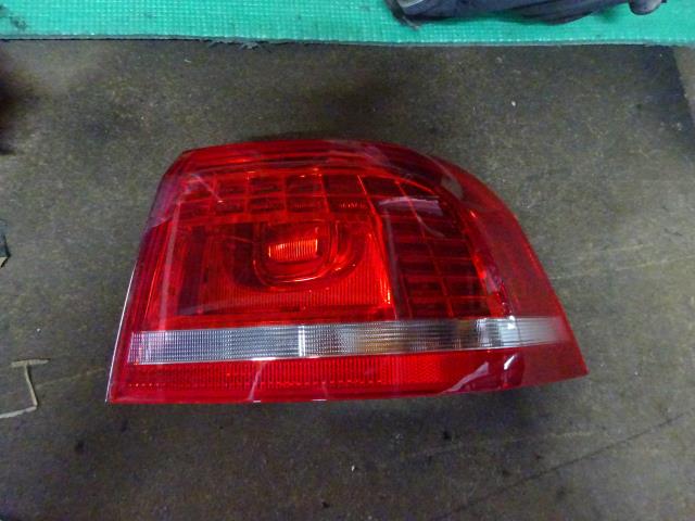 【中古】中古部品 VW パサートヴァリアント 3CCAX 右ﾃｰﾙﾗﾝﾌﾟ 【3310410000-000223085115500】