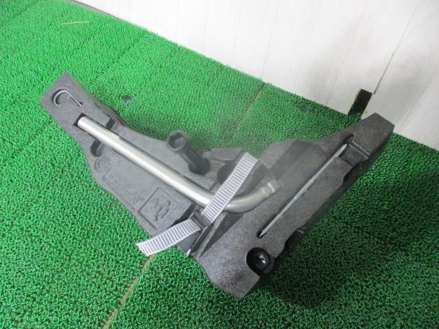 【中古】中古部品 VW ゴルフ 車載工具 【3310190100-000233003877700】