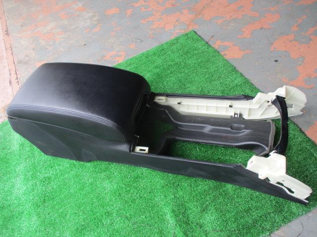 【中古】中古部品 クラウンマジェスタ UZS186 ｺﾝｿｰﾙﾎﾞｯｸｽ 【3310190100-001562959577100】