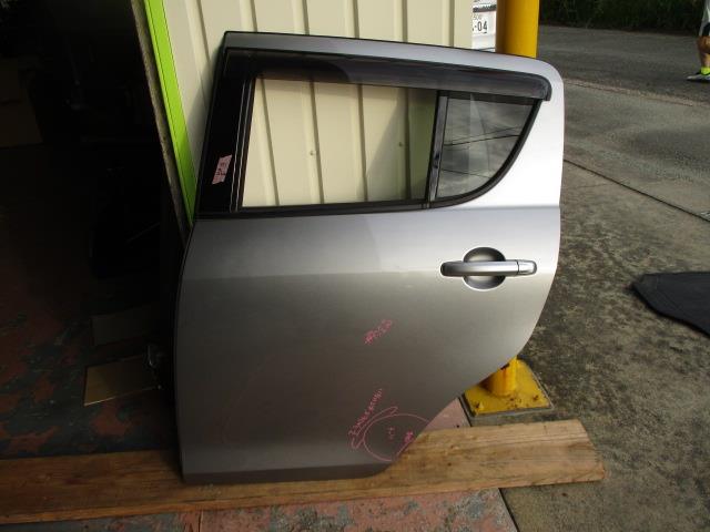 【中古】中古部品 スイフト ZC32S 左ﾘｱﾄﾞｱ 【3310190100-001548835813400】