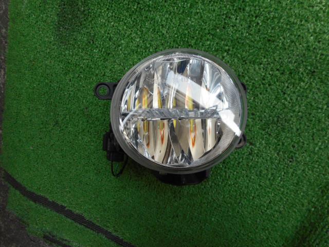 【中古】中古部品 クラウン AWS210 右ﾌｫｸﾞﾗﾝﾌﾟ 【3330190100-000001945510850】