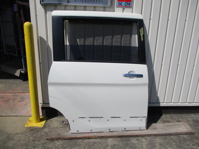 【中古】中古部品 セレナ GFC27 右リアドア 【3310190100-000233008213300】