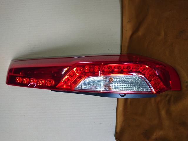 【中古】中古部品 エクストレイル NT31 右ﾃｰﾙﾗﾝﾌﾟ 【3340220100-000224023615500】