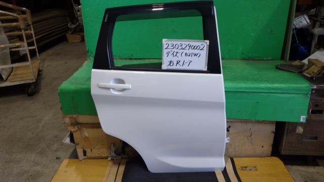 【中古】中古部品 デイズ B21W 右ﾘｱﾄﾞｱ 【3330340100-230329000213300】