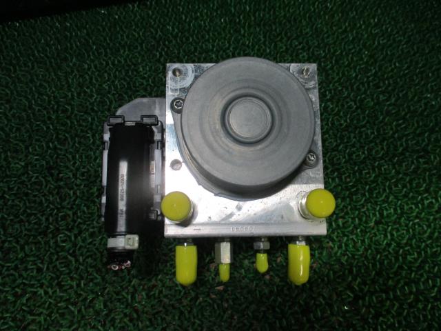 【中古】中古部品 プレオプラス LA300F ABSアクチュエーター 【3330660100-000023313642500】