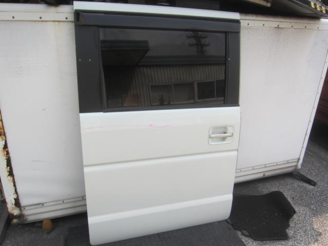【中古】中古部品 エブリィ DA64W 右ﾘｱﾄﾞｱ 【3340240100-202300005113300】