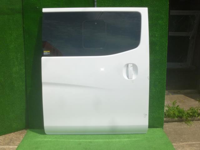【中古】中古部品 NV350キャラバン VN6E26 右ﾘｱﾄﾞｱ 【3330370100-000233015413300】