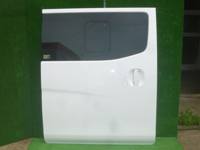 【中古】中古部品 NV350キャラバン VN6E26 右ﾘｱﾄﾞｱ 【3330370100-000233015613300】