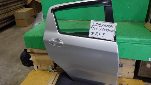 【中古】中古部品 ヴィッツ KSP130 右ﾘｱﾄﾞｱ 【3330340100-230421000413300】