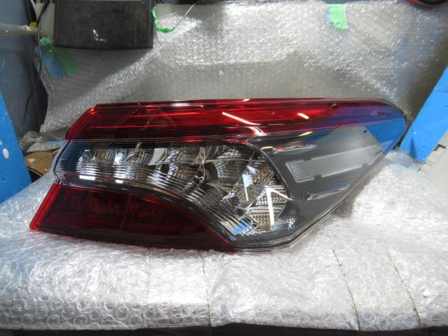 【中古】中古部品 カムリ AXVH70 右ﾃｰﾙﾗﾝﾌﾟ 【3500220000-230621500815500】