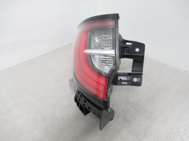 【中古】中古部品 カローラ NRE210 左ﾃｰﾙﾗﾝﾌﾟ 【3380050000-000034638615600】